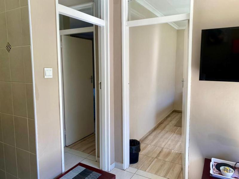 2 bedroomed apartment with en-suite and kitchenette - 2064 - image 2