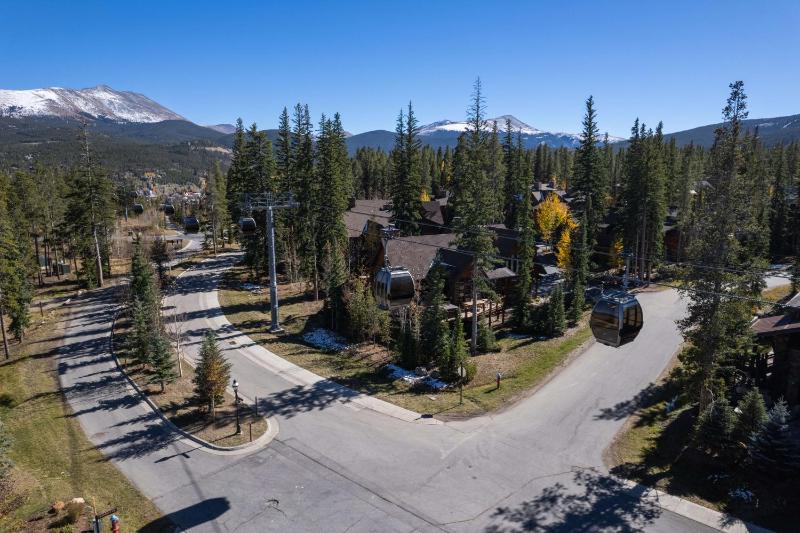 Shock Hill Chalet: 100 Yards to Mid-Station Gondola - image 17
