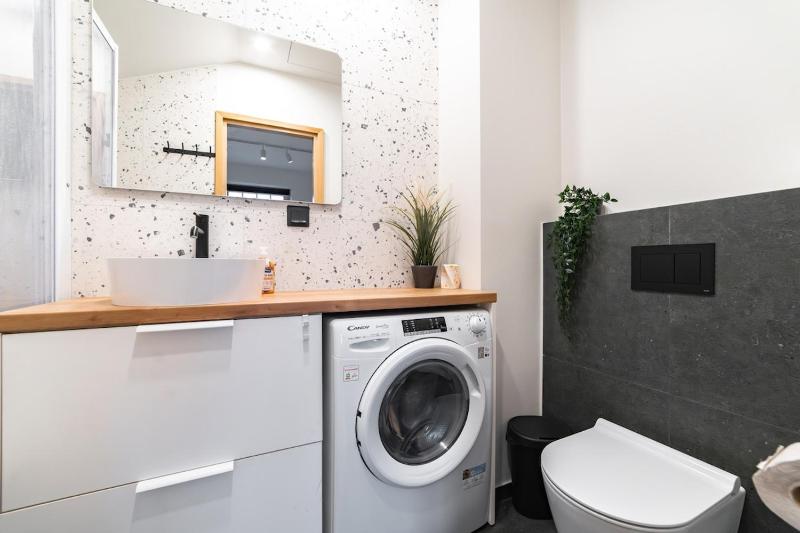Modern 2BDRM Aprtm w Home Cinema & 2 bathrooms - image 7
