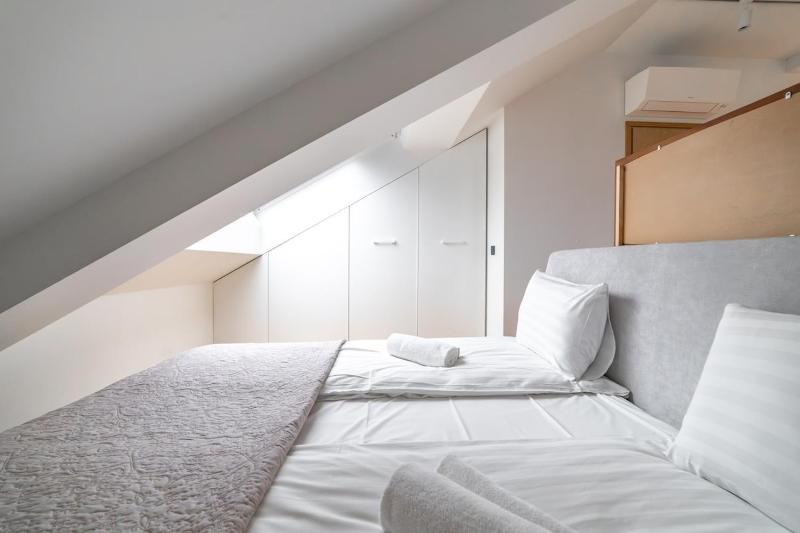 Modern 2BDRM Aprtm w Home Cinema & 2 bathrooms - image 10