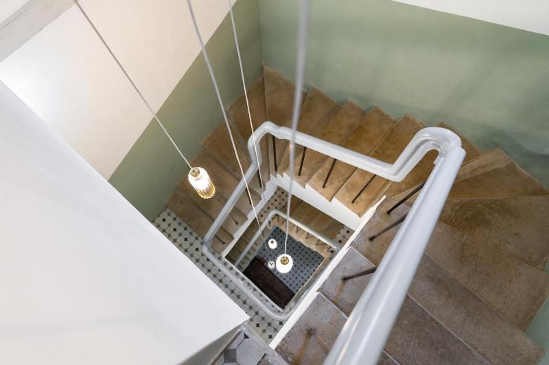 Modern 2BDRM Aprtm w Home Cinema & 2 bathrooms - image 5