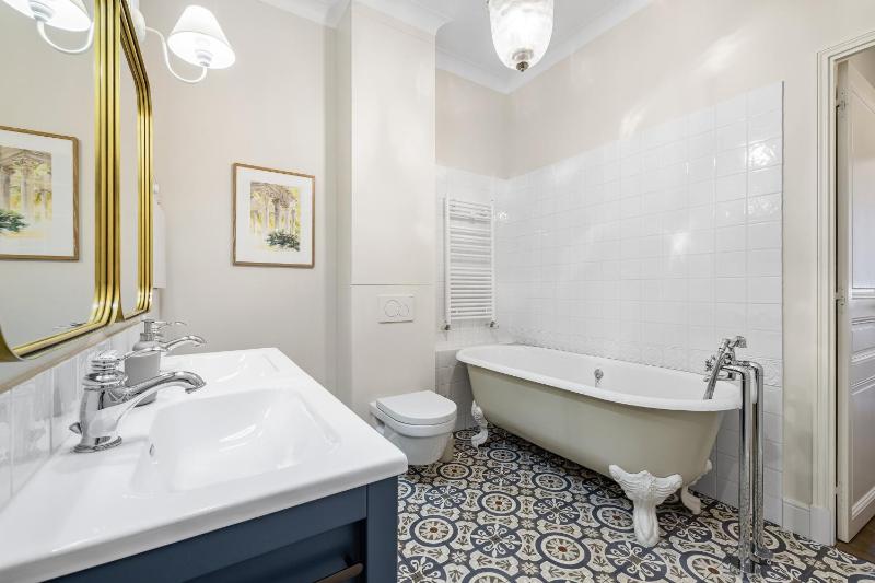 Nice Renting - AMOUR - Haussmann Luxury Sea Balcony Free Parking - image 8