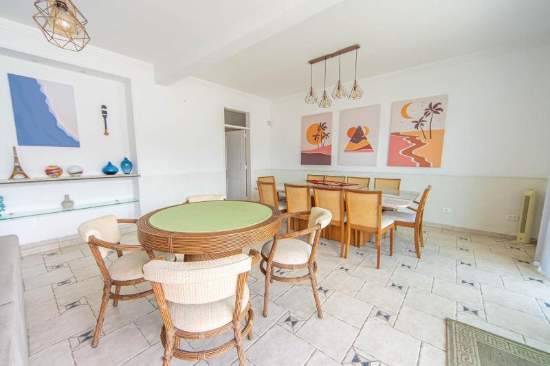 Incrível e Ampla Casa a 200m da Praia da Enseada - image 3