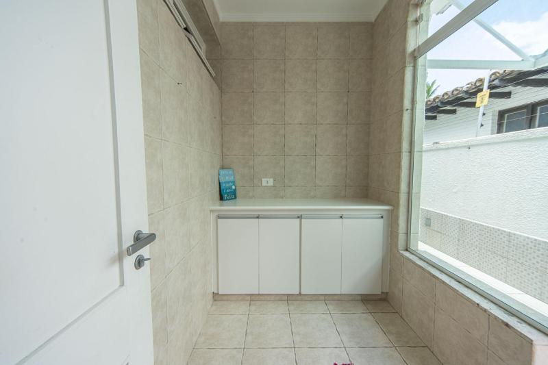 Incrível e Ampla Casa a 200m da Praia da Enseada - image 14