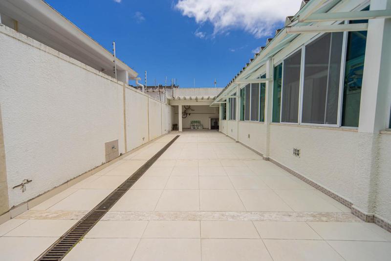 Incrível e Ampla Casa a 200m da Praia da Enseada - image 7
