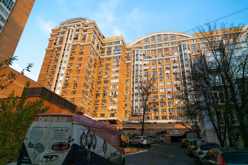 Modern Central Kyiv Apartment with City View - image 10