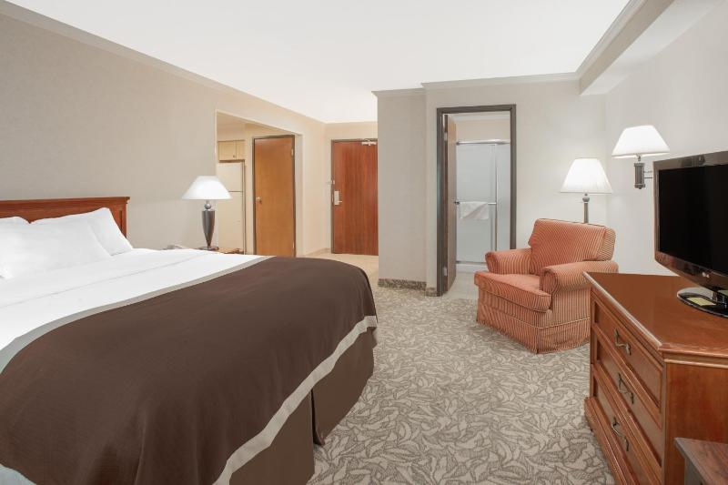 Queen Studio Suite - Non-Smoking image 1