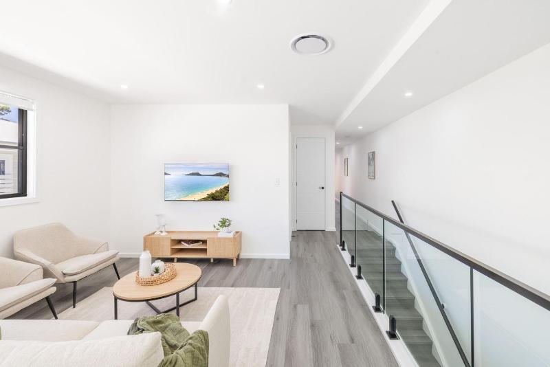 Summer Dayz Shoal Bay 21B Tomaree Rd - ducted air and WiFi - image 2