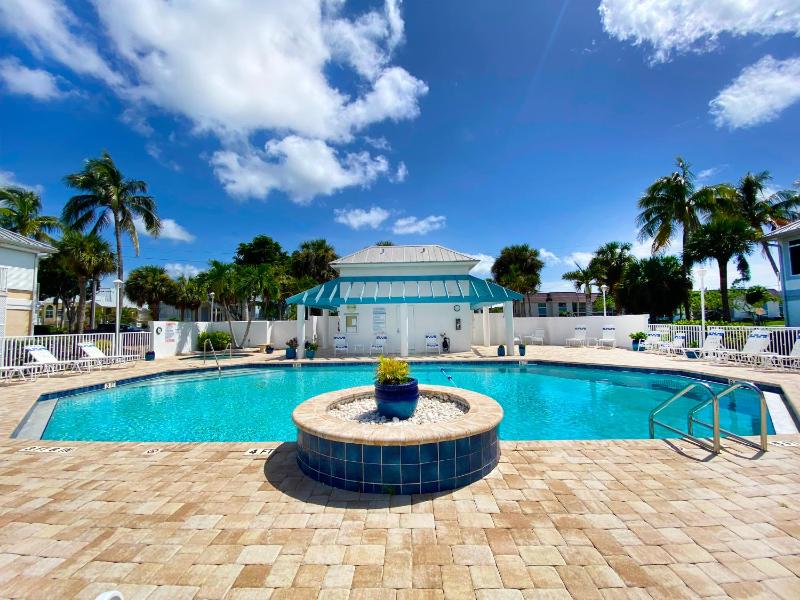 Ft Myers Beach Escape Walk to Beach Pool Spa - image 19