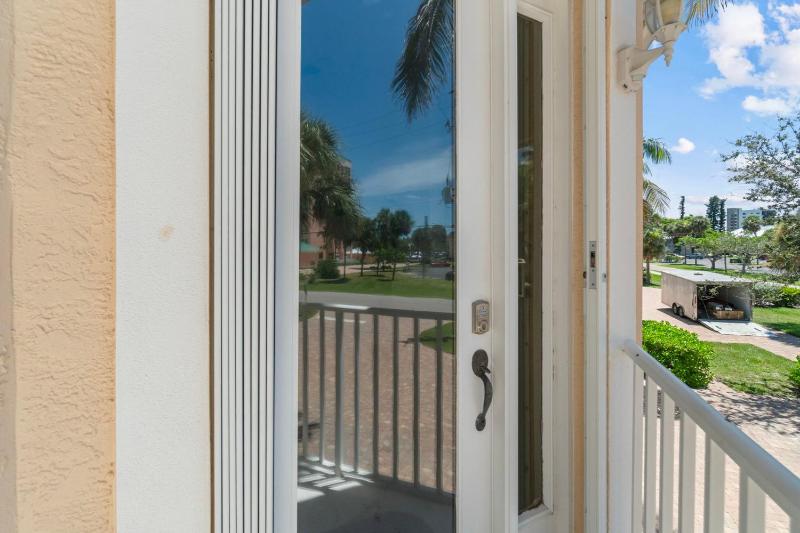 Ft Myers Beach Escape Walk to Beach Pool Spa - image 33