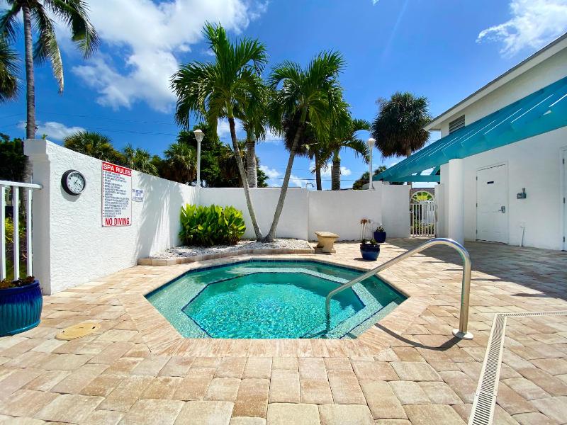 Ft Myers Beach Escape Walk to Beach Pool Spa - image 9