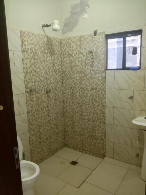 Habitación con baño privado mas servicio de taxi aeropuerto - image 10