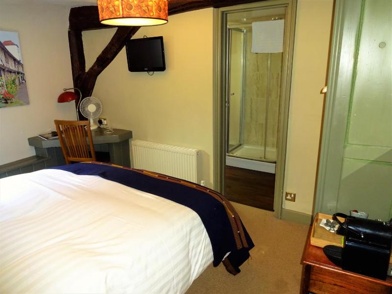 Double Room - Ensuite with Shower image 3