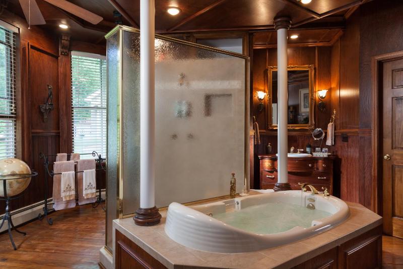 King- Grand Library Suite image 3