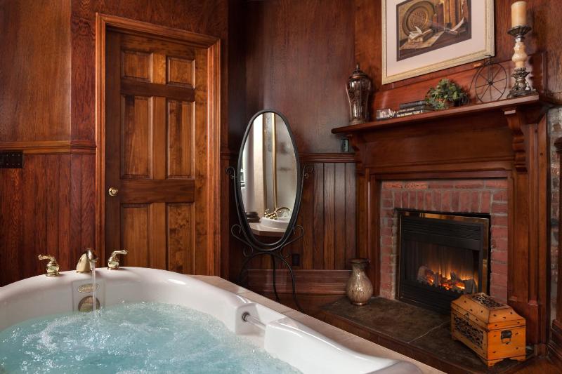 King- Grand Library Suite image 2