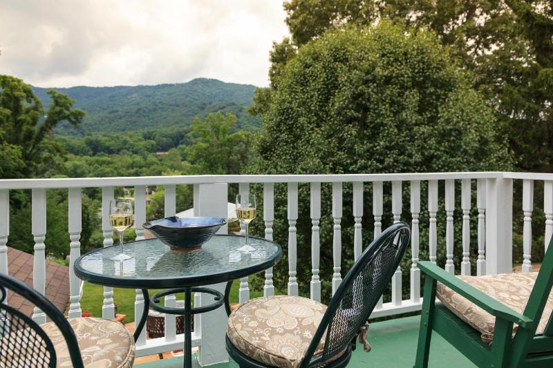 Queen- Mountain View Room  image 2