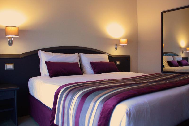 Deluxe Double or Twin Room image 1