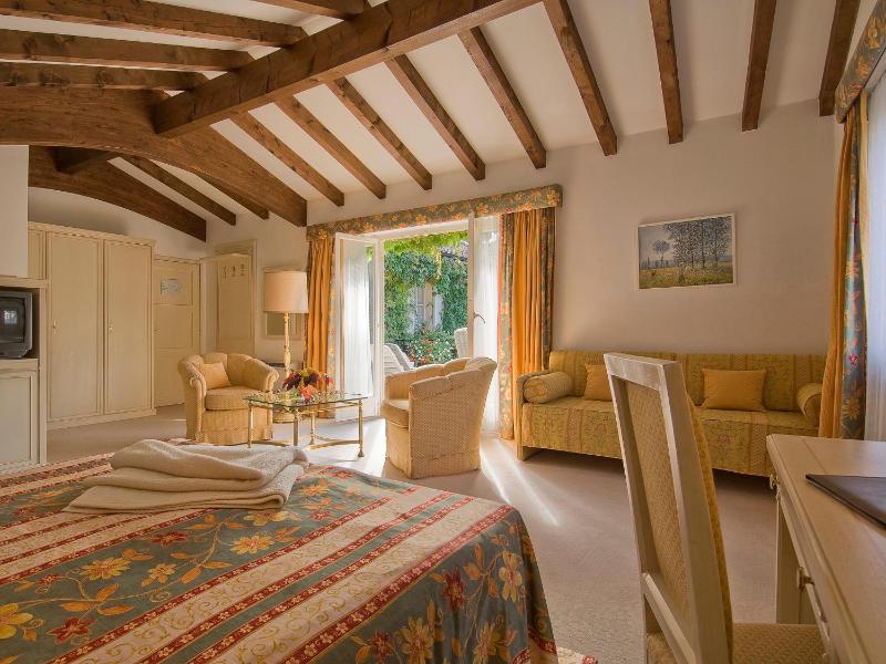 Junior Suite with Courtyard View image 1