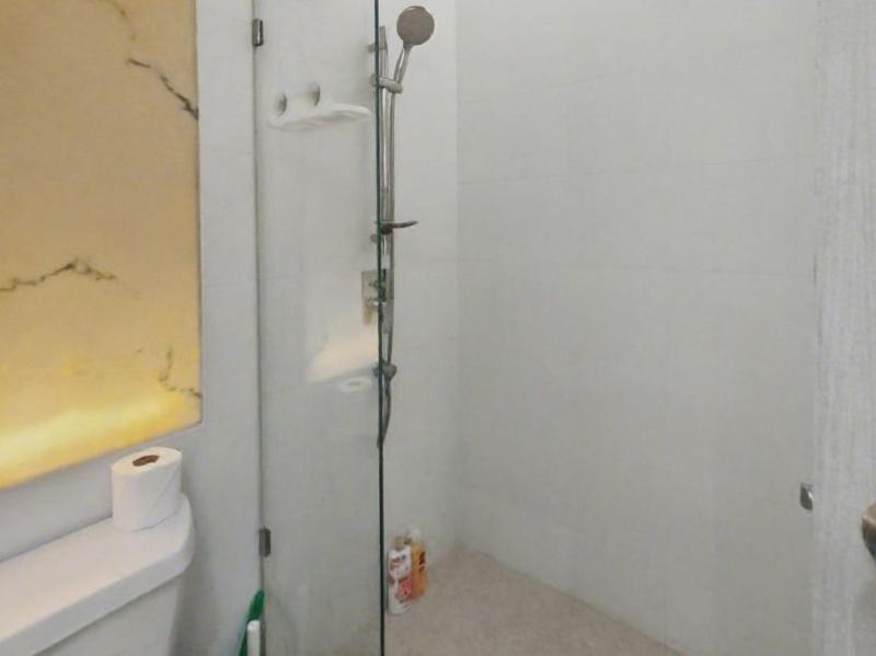 403C - Luxurious 1-BR Condo with Pool View in Pattaya - image 26