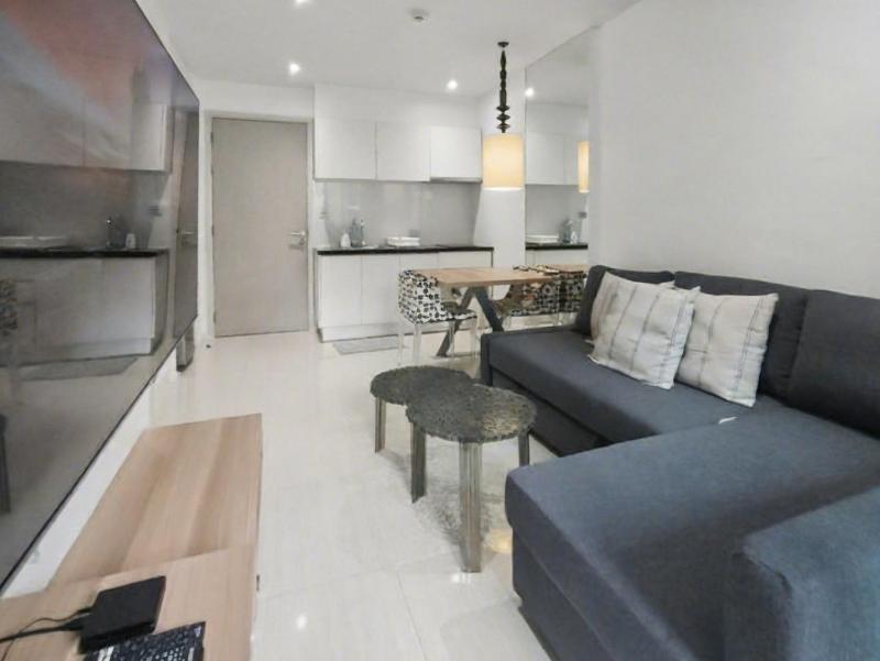 403C - Luxurious 1-BR Condo with Pool View in Pattaya - image 27