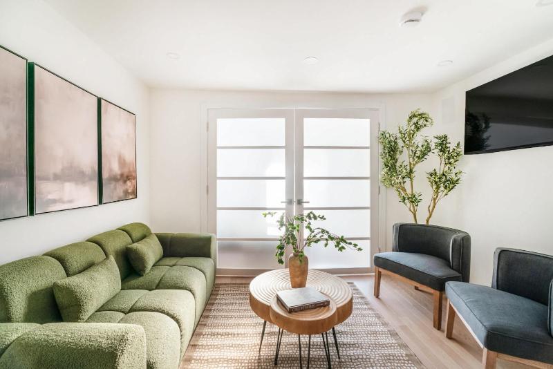 22nd Sleek Modern 1BR Gramercy - image 1