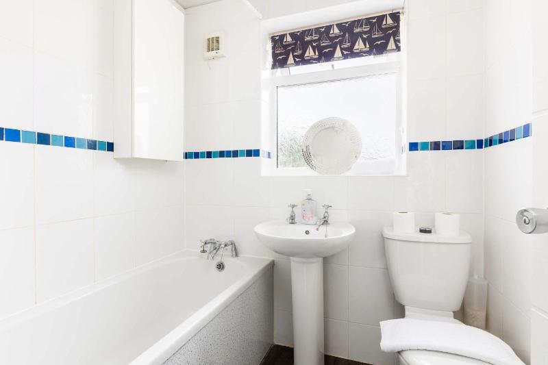 4-Bed Home for Contractors - Parking - Walk to Hospital - image 5