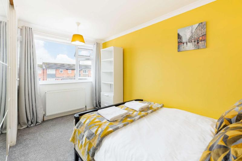 4-Bed Home for Contractors - Parking - Walk to Hospital - image 12