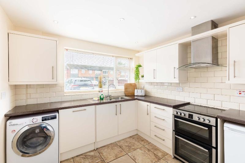 4-Bed Home for Contractors - Parking - Walk to Hospital - image 8