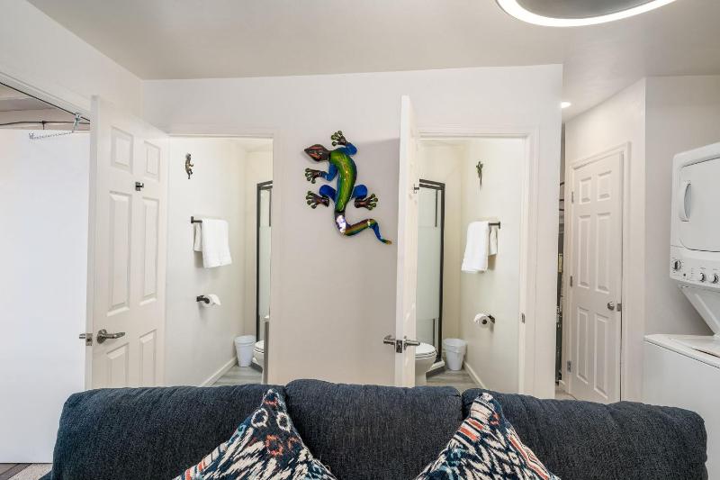 3BR 2BA Cozy Home with Jacuzzi Near Downtown - image 30