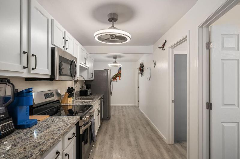 3BR 2BA Cozy Home with Jacuzzi Near Downtown - image 33