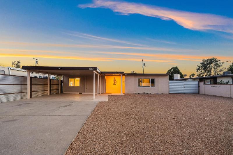 3BR 2BA Cozy Home with Jacuzzi Near Downtown - image 17