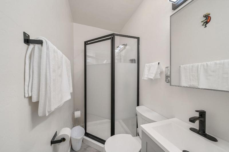 3BR 2BA Comfy Home with Jacuzzi - image 35