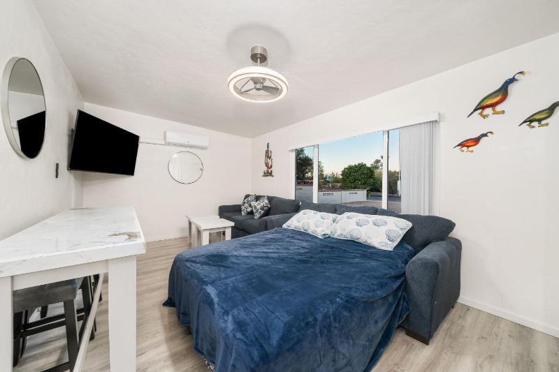 3BR 2BA Comfy Home with Jacuzzi - image 17