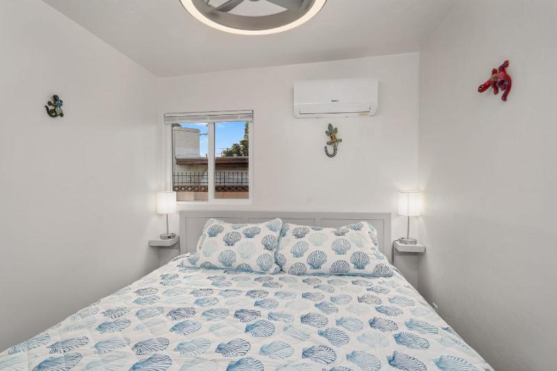3BR 2BA Comfy Home with Jacuzzi - image 40