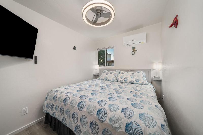 3BR 2BA Comfy Home with Jacuzzi - image 13
