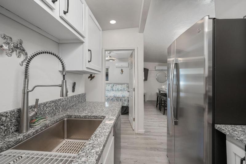 3BR 2BA Comfy Home with Jacuzzi - image 7