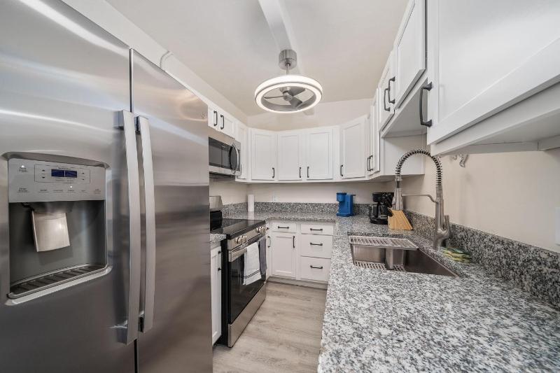 3BR 2BA Comfy Home with Jacuzzi - image 36
