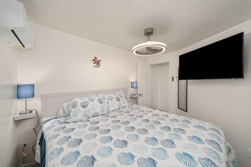 3BR 2BA Comfy Home with Jacuzzi - image 11