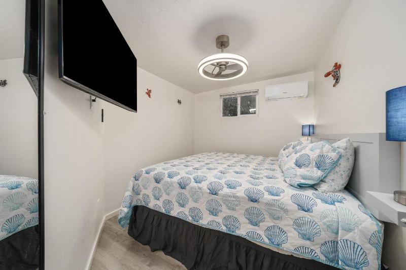 3BR 2BA Comfy Home with Jacuzzi - image 16