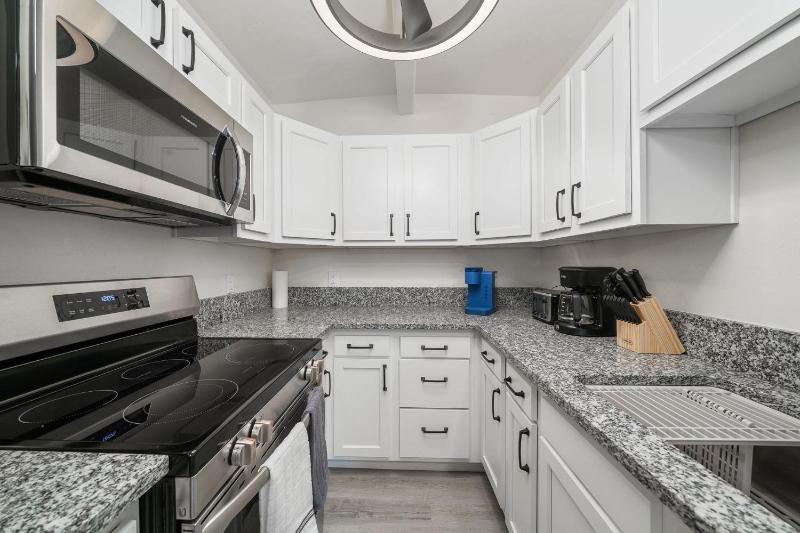 3BR 2BA Comfy Home with Jacuzzi - image 48