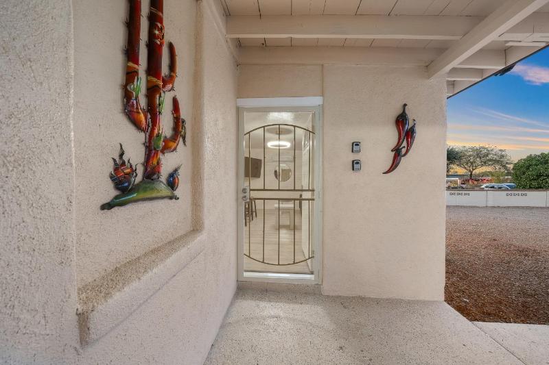 3BR 2BA Comfy Home with Jacuzzi - image 18