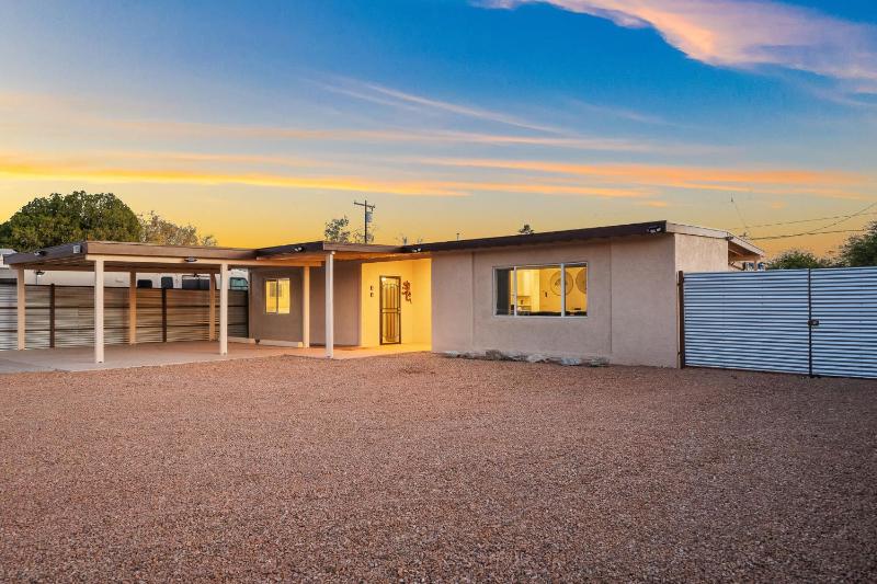 3BR 2BA Comfy Home with Jacuzzi - image 45