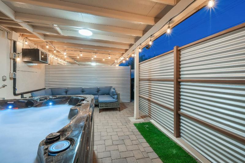 3BR 2BA Comfy Home with Jacuzzi - image 20