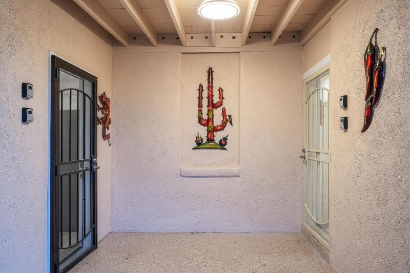 3BR 2BA Comfy Home with Jacuzzi - image 34