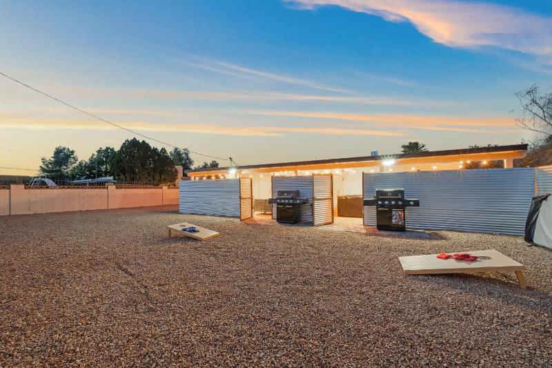 3BR 2BA Comfy Home with Jacuzzi - image 14