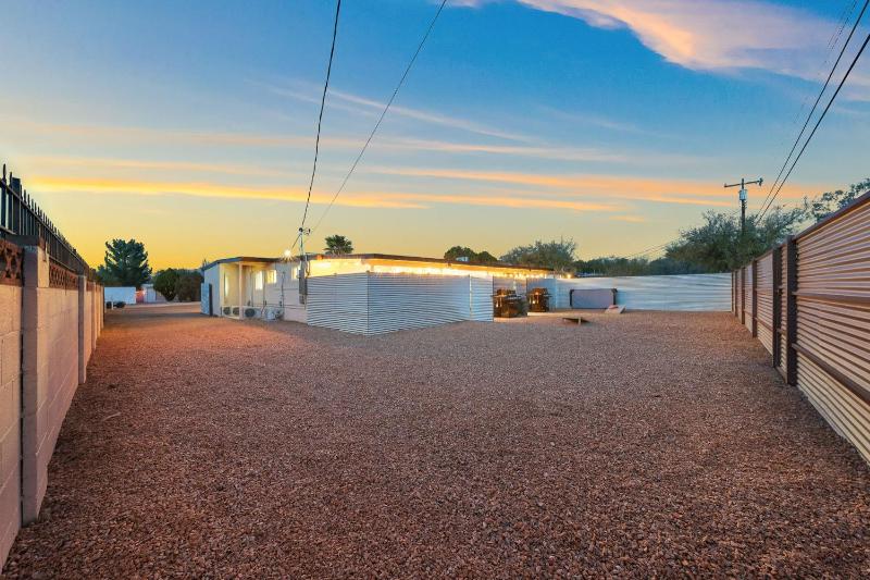 3BR 2BA Comfy Home with Jacuzzi - image 6