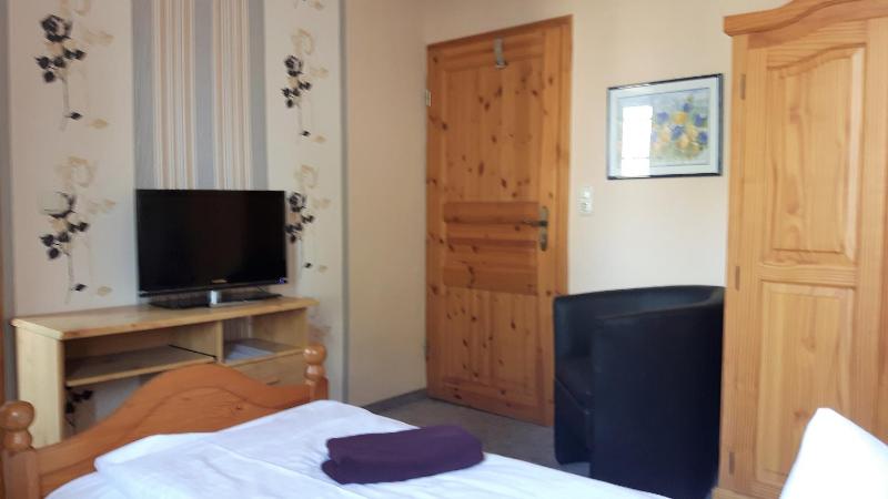 Single Room with Bathroom image 3