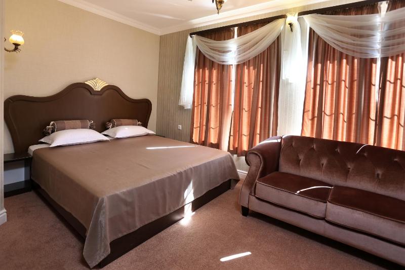 Deluxe Double Room image 3