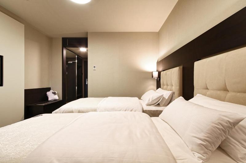 Superior Twin Room image 2