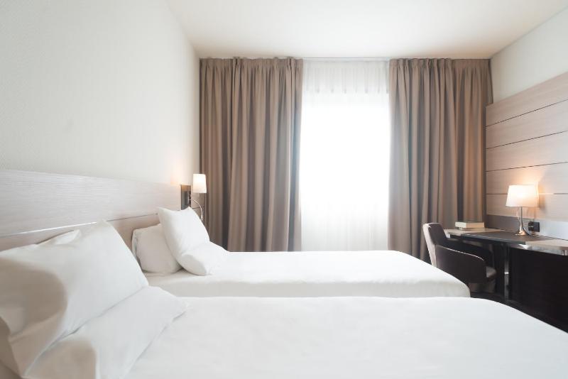 Superior Twin Room image 4